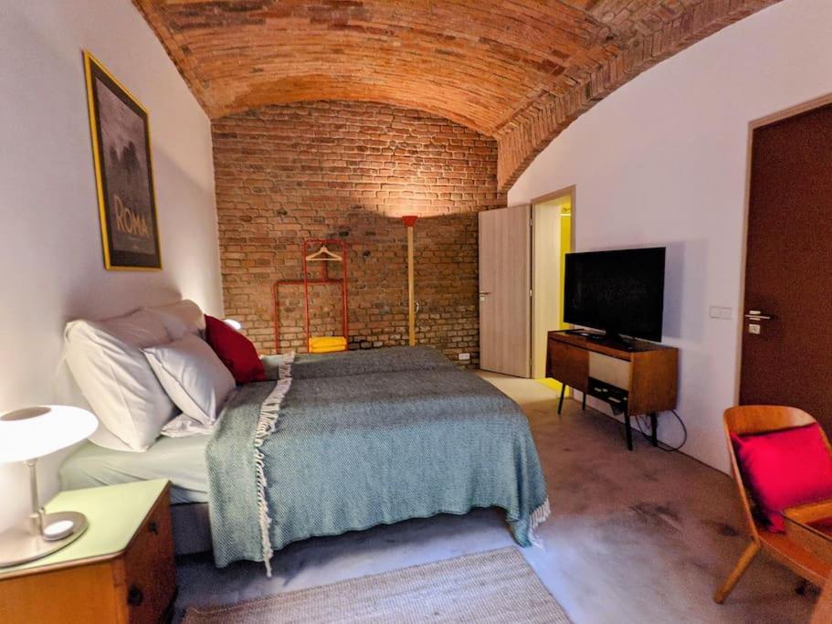 Romantic And Atypical In Prague's Montmartre Apartament