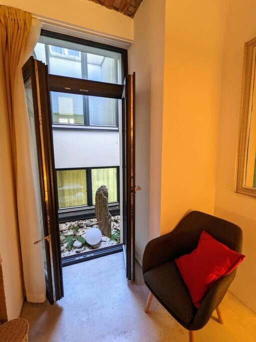 Romantic And Atypical In Prague's Montmartre Praga
