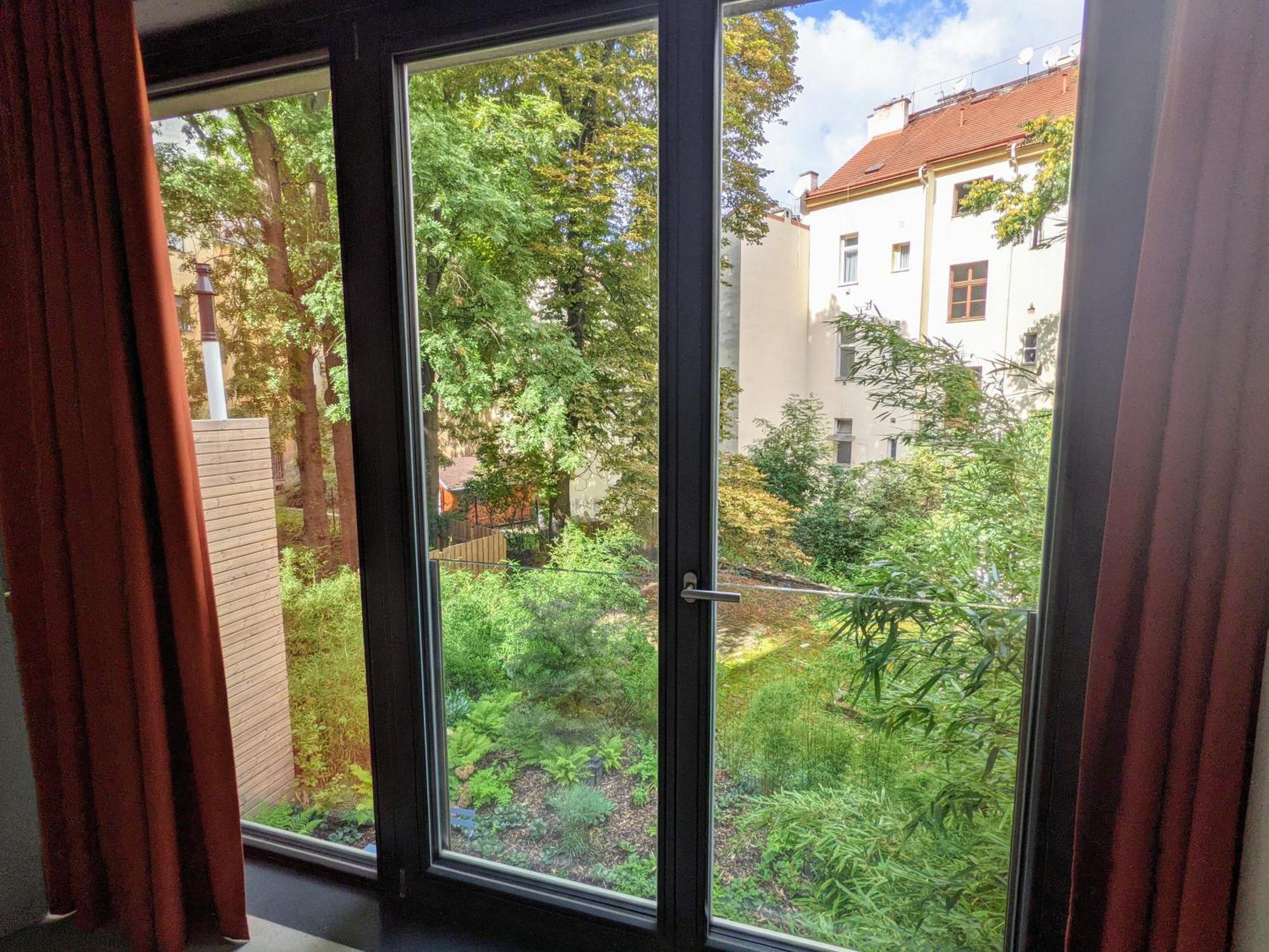 Romantic And Atypical In Prague's Montmartre Apartament *