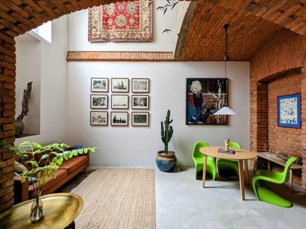Romantic And Atypical In Prague's Montmartre Apartament *