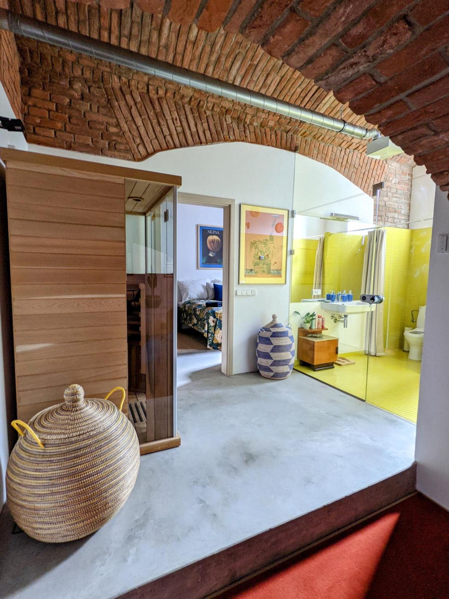 Romantic And Atypical In Prague's Montmartre Apartament *