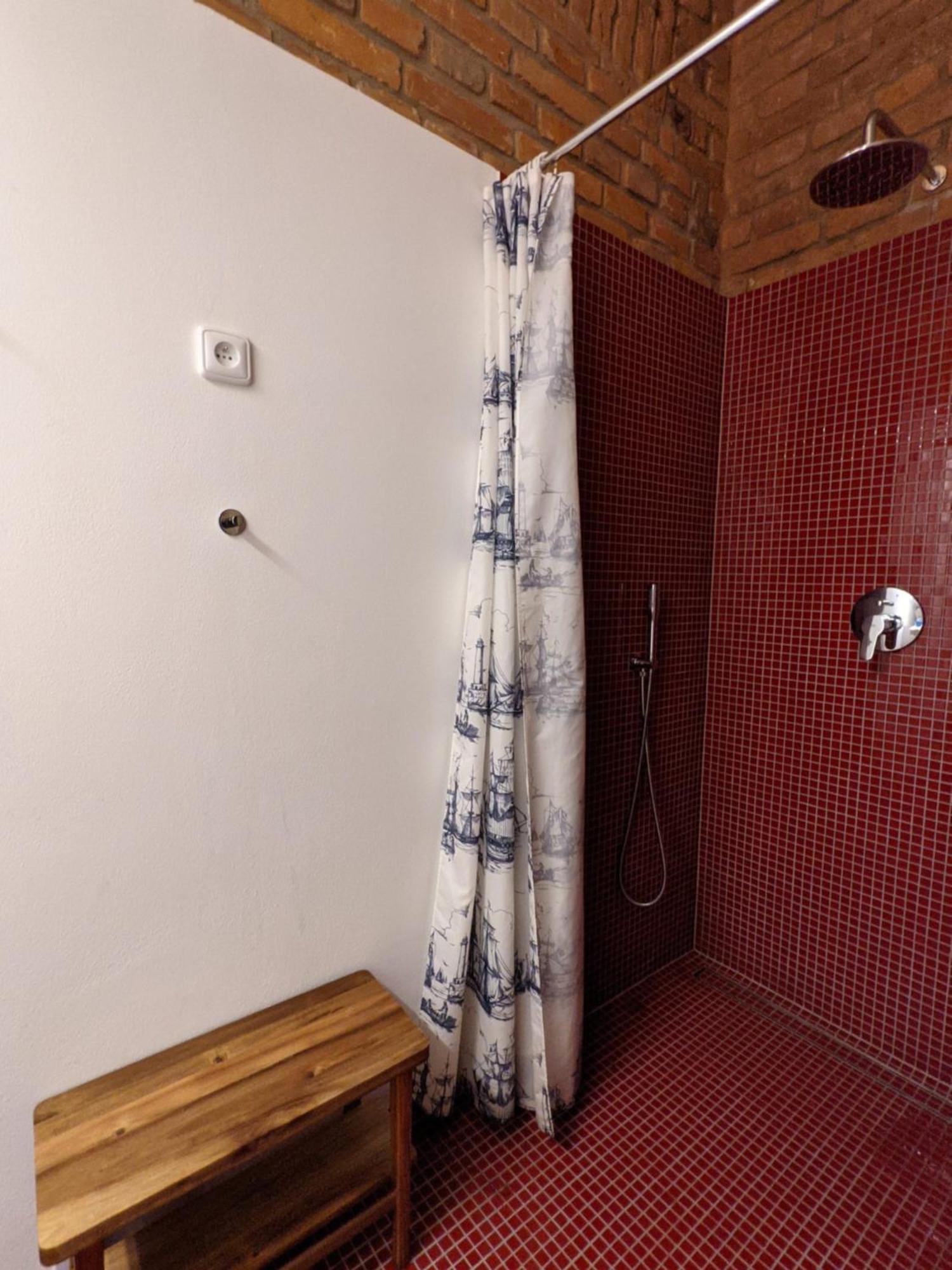 Romantic And Atypical In Prague's Montmartre Apartament *